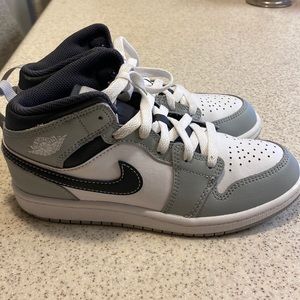 Jordan 1 Mid "Light Smoke Grey" sneakers